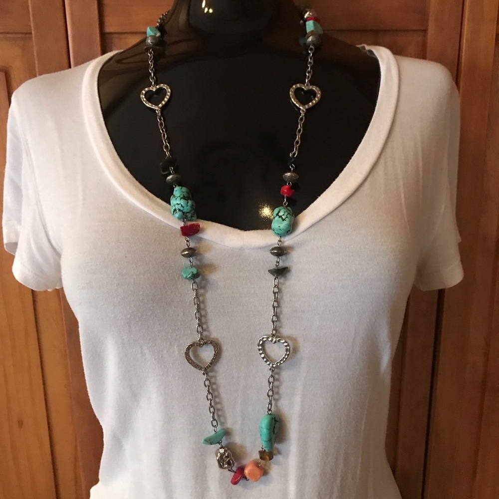 Long necklace with beads and jewels